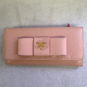 プラダ　ピンク　サフィアーノ　リボン　PRADA　長財布　B1　ソファー、鞄、バッグ、修理、張替、黒ずみ汚れ、クリーニング、色移り、擦り傷、染め直し